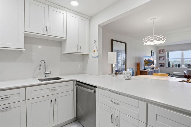 1516 S Lakeside Drive 103, Lake Worth Beach, FL 33460