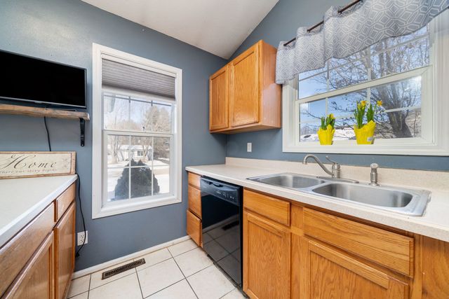 119 Liverpool Drive SE, Poplar Grove, IL 61065