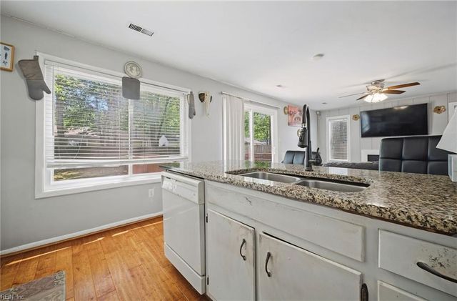 316 Heacox LN, Newport News, VA 23608