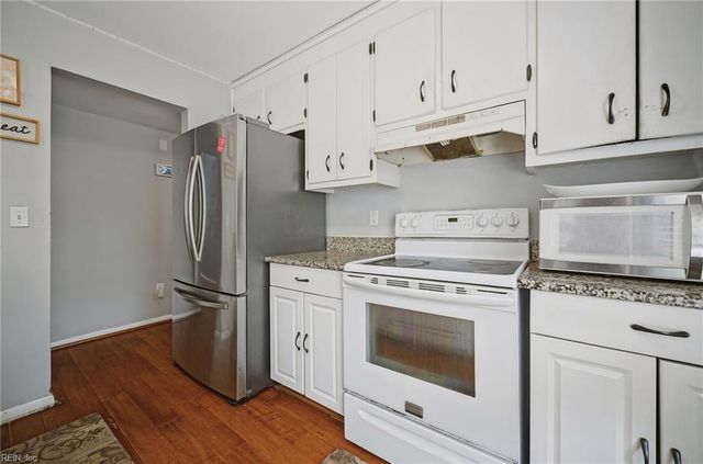 316 Heacox LN, Newport News, VA 23608