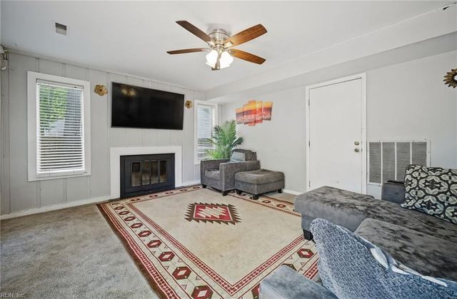 316 Heacox LN, Newport News, VA 23608