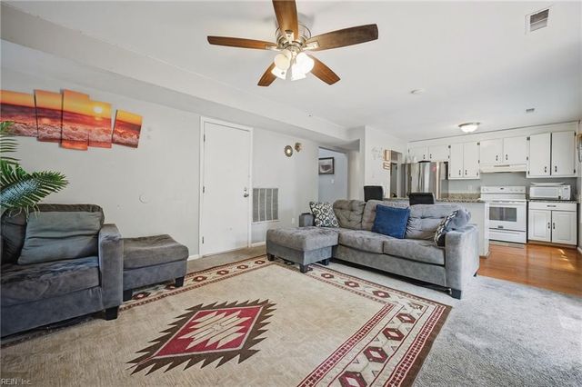 316 Heacox LN, Newport News, VA 23608