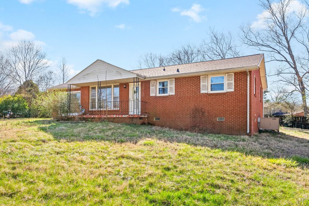 318 Verdun Dr, Clarksville, TN 37042