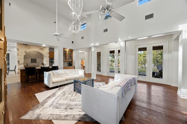 18500 Lakehead CIR, Point Venture, TX 78645