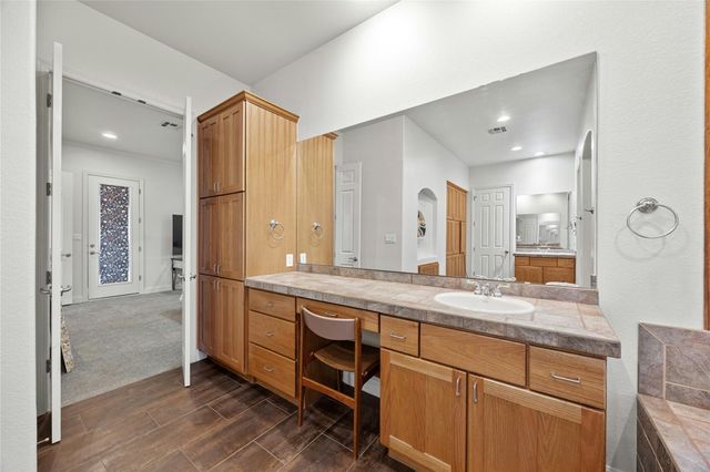 18500 Lakehead CIR, Point Venture, TX 78645
