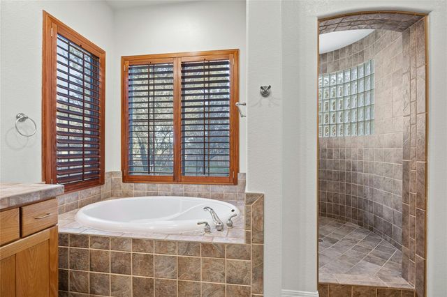 18500 Lakehead CIR, Point Venture, TX 78645