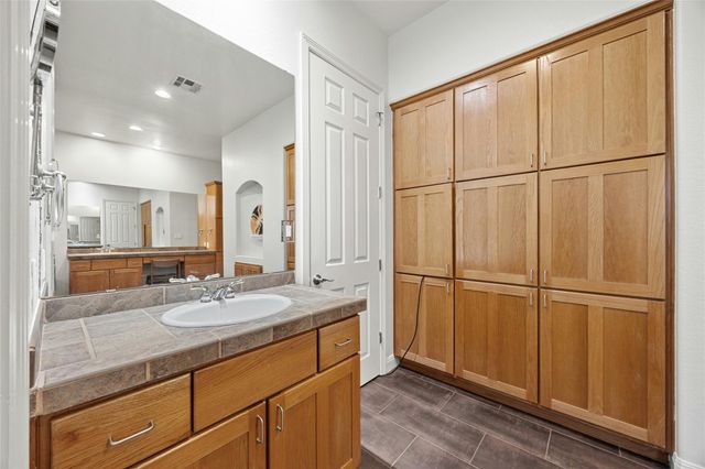 18500 Lakehead CIR, Point Venture, TX 78645