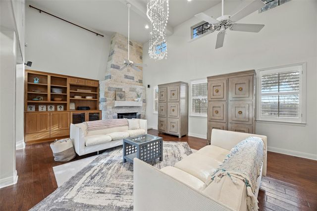18500 Lakehead CIR, Point Venture, TX 78645