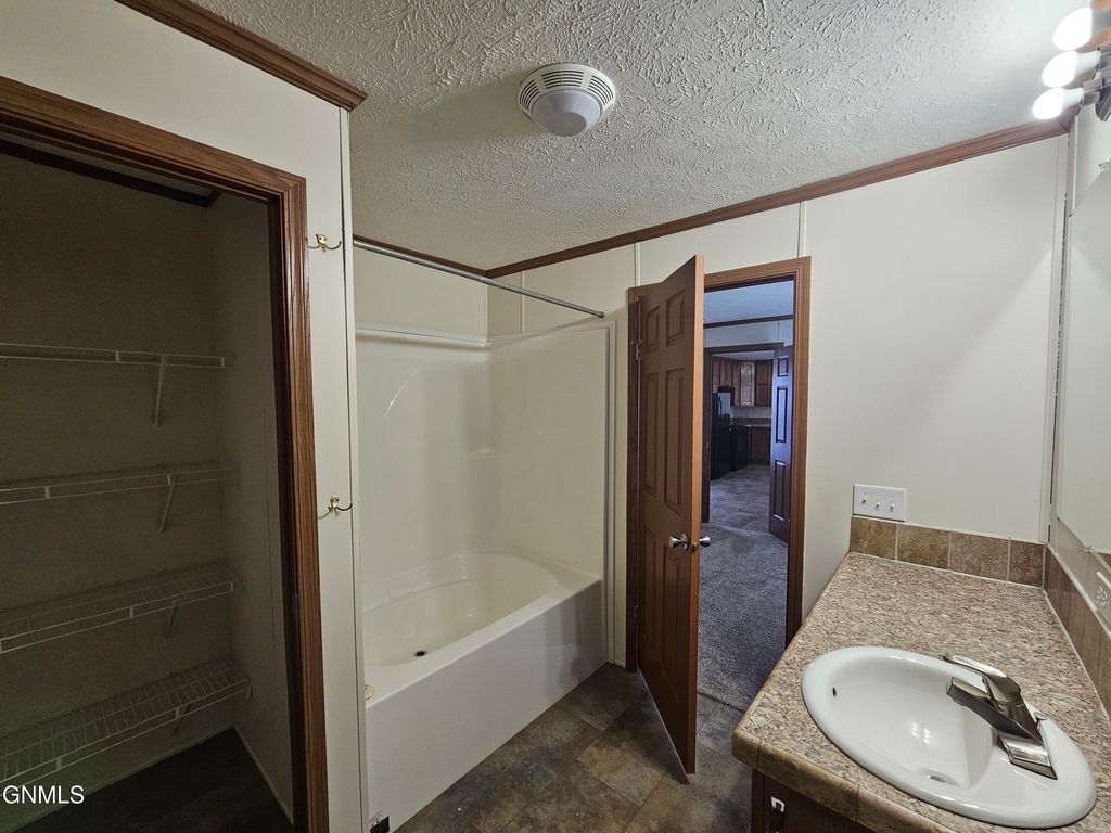 403 21st Street W, Williston, ND 58801 photo 12