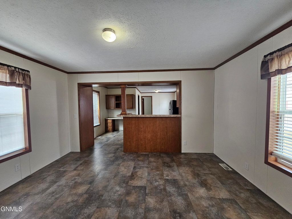 403 21st Street W, Williston, ND 58801 photo 4