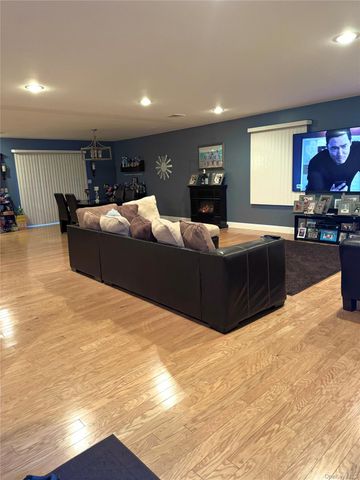 285 Daniel Street, Lindenhurst, NY 11757
