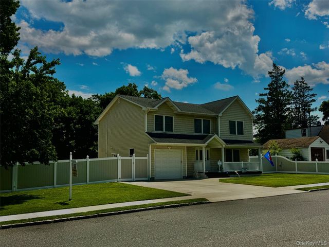 285 Daniel Street, Lindenhurst, NY 11757