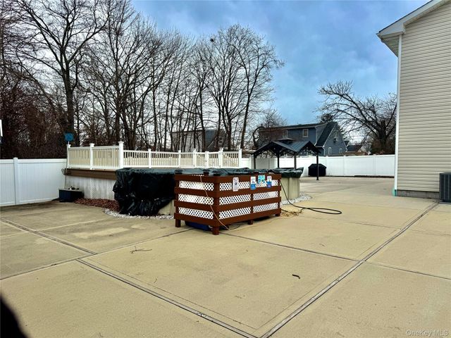 285 Daniel Street, Lindenhurst, NY 11757