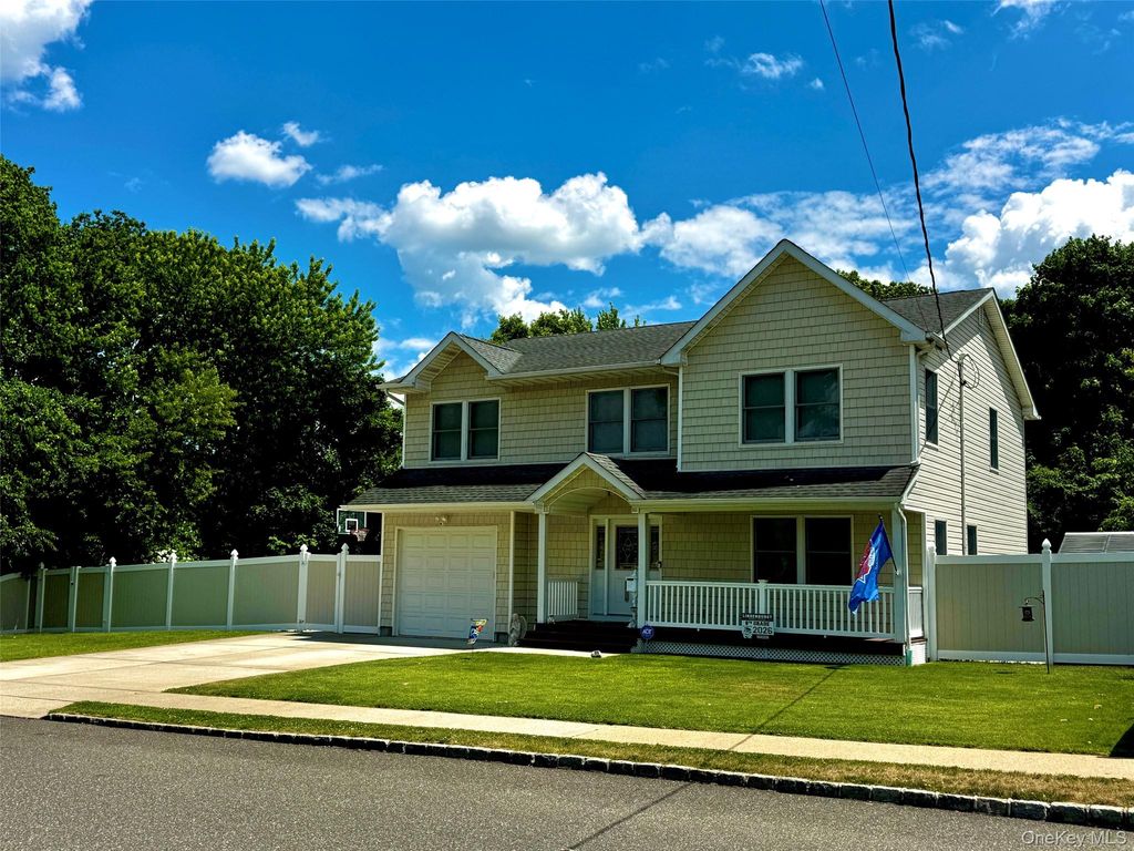 285 Daniel Street, Lindenhurst, NY 11757