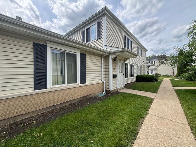 1353 Cove Drive 207B, Prospect Heights, IL 60070