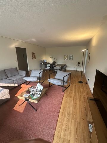 33 Pond Ave 422, Brookline, MA 02445