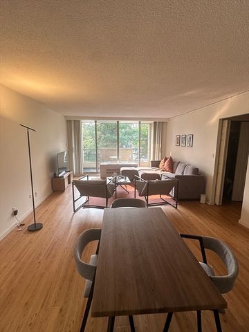 33 Pond Ave 422, Brookline, MA 02445