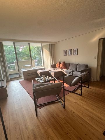 33 Pond Ave 422, Brookline, MA 02445