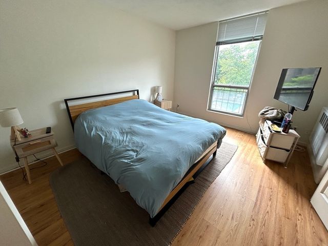 33 Pond Ave 422, Brookline, MA 02445