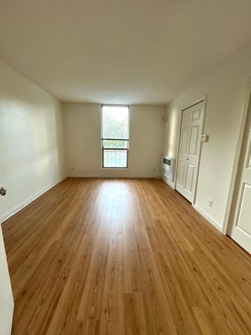33 Pond Ave 422, Brookline, MA 02445