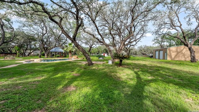 114 Massad Dr, Pleasanton, TX 78064