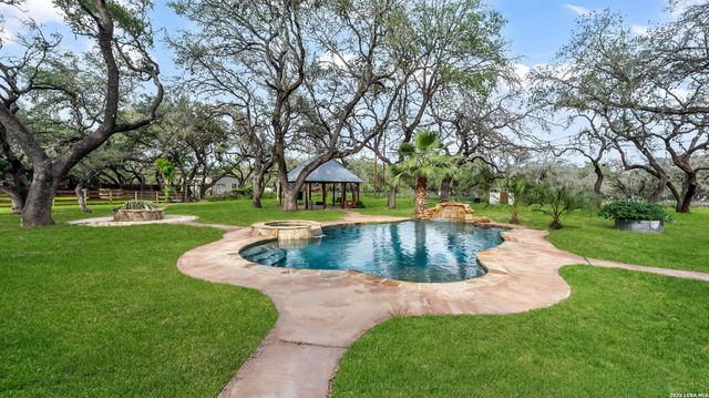 114 Massad Dr, Pleasanton, TX 78064