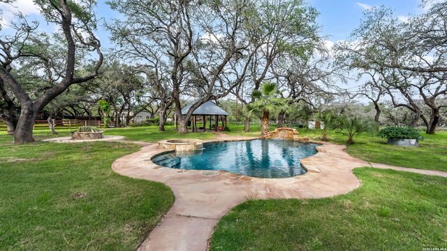 114 Massad Dr, Pleasanton, TX 78064