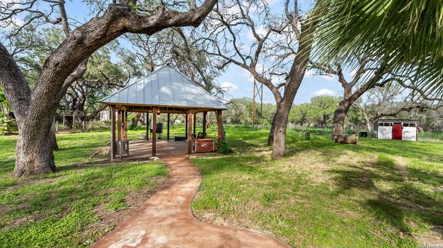 114 Massad Dr, Pleasanton, TX 78064