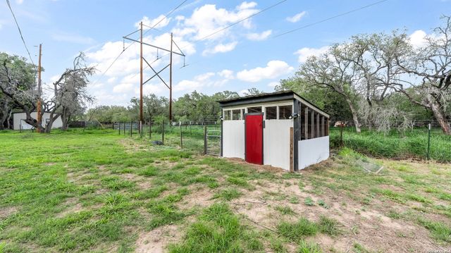 114 Massad Dr, Pleasanton, TX 78064