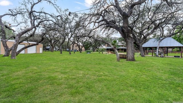 114 Massad Dr, Pleasanton, TX 78064