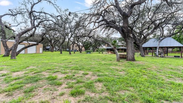 114 Massad Dr, Pleasanton, TX 78064
