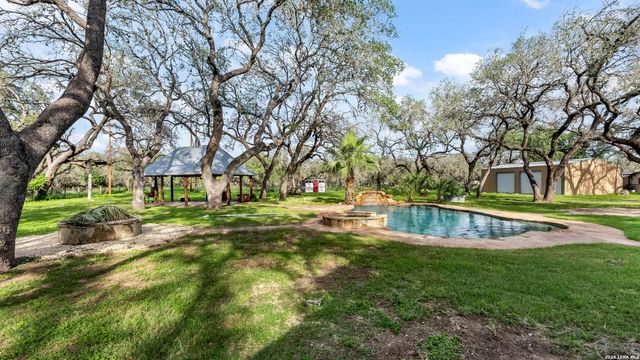 114 Massad Dr, Pleasanton, TX 78064