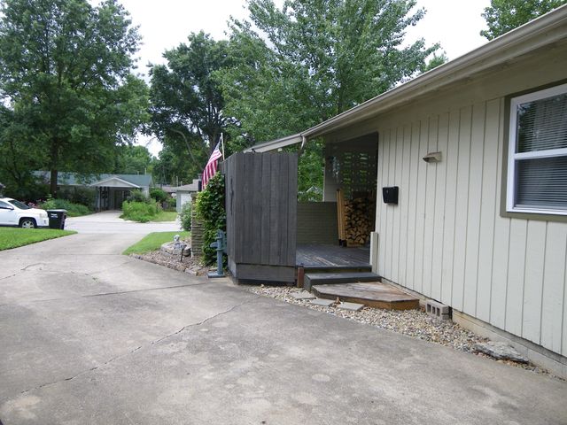 1443 E Berkeley Street, Springfield, MO 65804