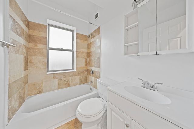 7227 N Rogers Avenue 1W, Chicago, IL 60645