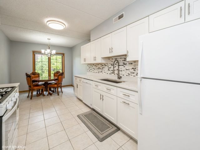 11 S Wille Street 201, Mount Prospect, IL 60056