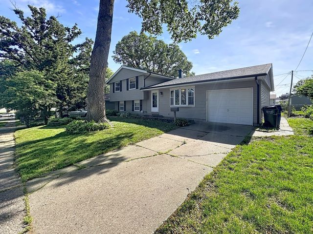 2507 N Hazelwood Avenue, Davenport, IA 52804