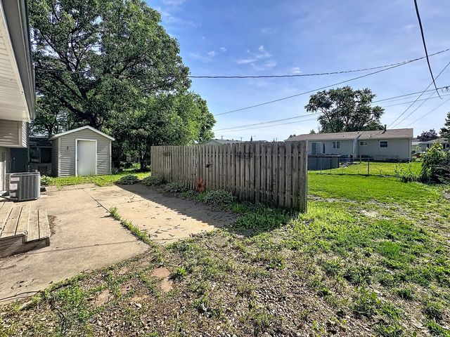 2507 N Hazelwood Avenue, Davenport, IA 52804