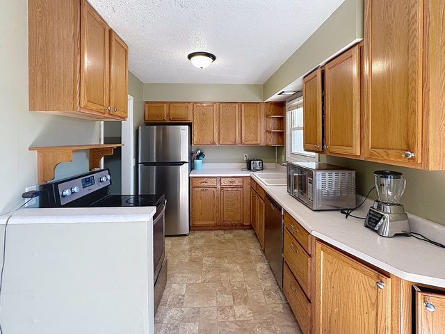 2507 N Hazelwood Avenue, Davenport, IA 52804