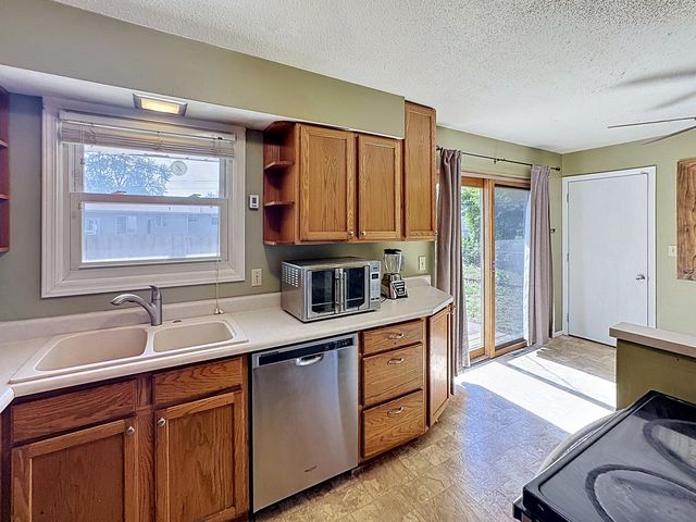2507 N Hazelwood Avenue, Davenport, IA 52804