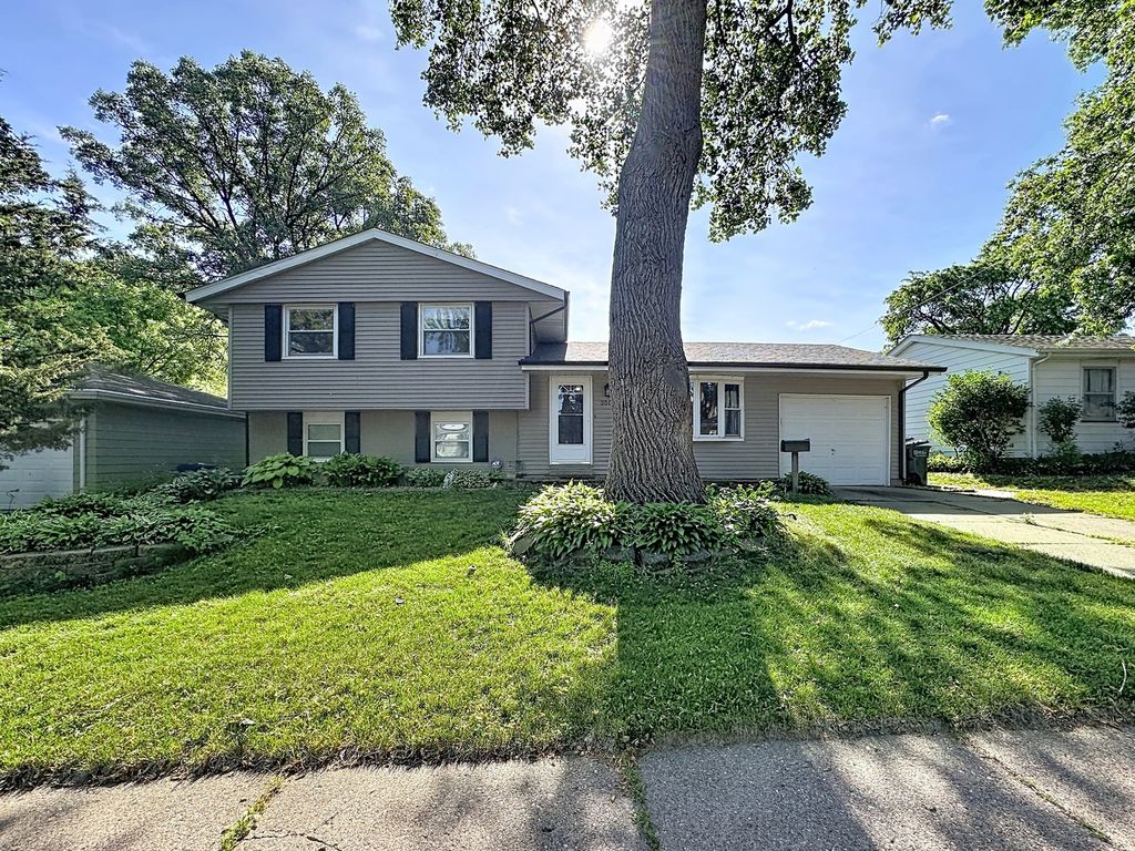 2507 N Hazelwood Avenue, Davenport, IA 52804