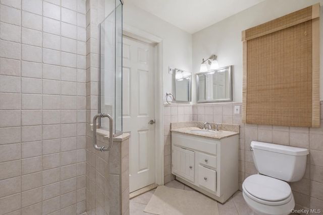 1 Canal Way, Hampton Bays, NY 11946