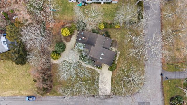 1 Canal Way, Hampton Bays, NY 11946