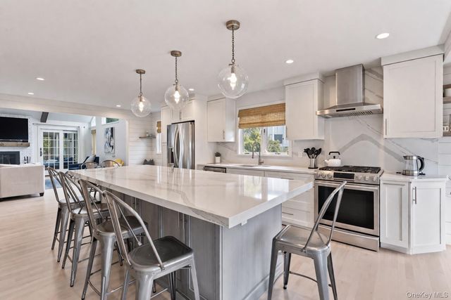 1 Canal Way, Hampton Bays, NY 11946