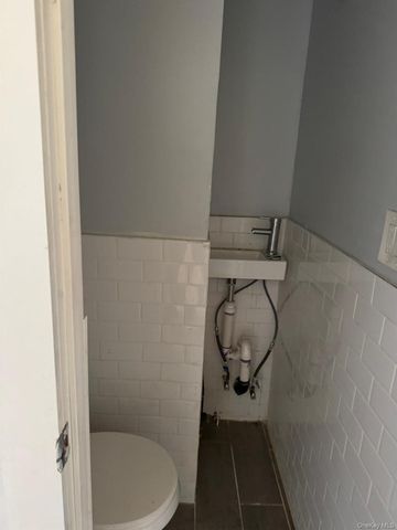 555 Pine Street 2nd Floor, Brooklyn, NY 11208