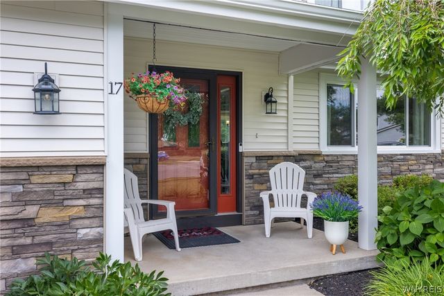 17 Birchwood Cmn, Lancaster, NY 14086