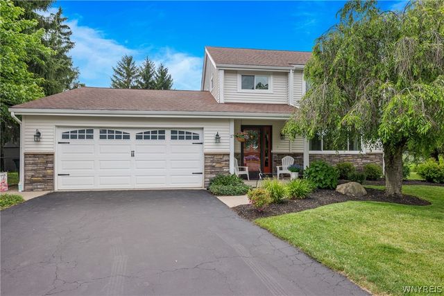 17 Birchwood Cmn, Lancaster, NY 14086
