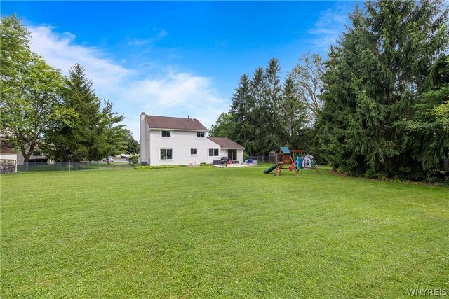17 Birchwood Cmn, Lancaster, NY 14086