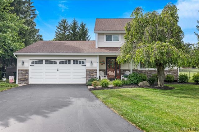 17 Birchwood Cmn, Lancaster, NY 14086