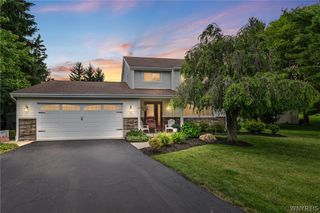 17 Birchwood Cmn, Lancaster, NY 14086
