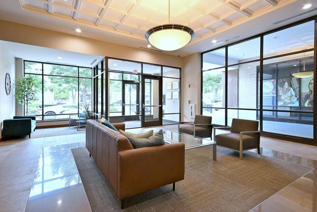850 VILLAGE CENTER Drive 307, Burr Ridge, IL 60527